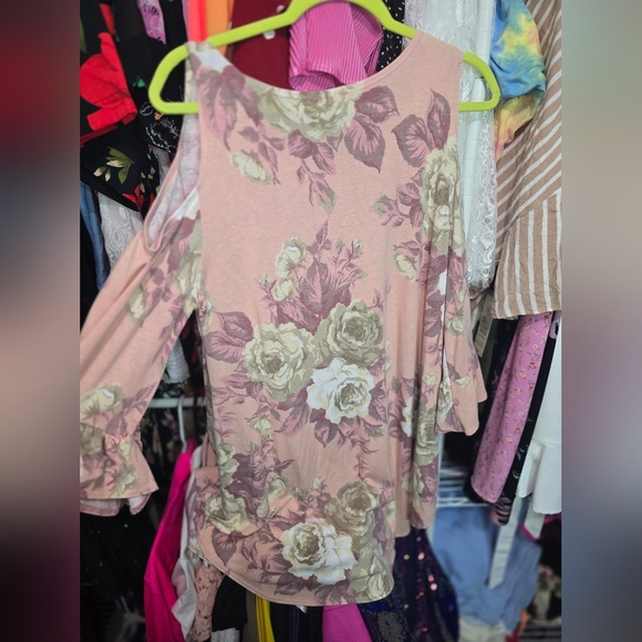 🍁🍂Glitzy Girlz Open Shoulder Top 1x - Picture 3 of 4